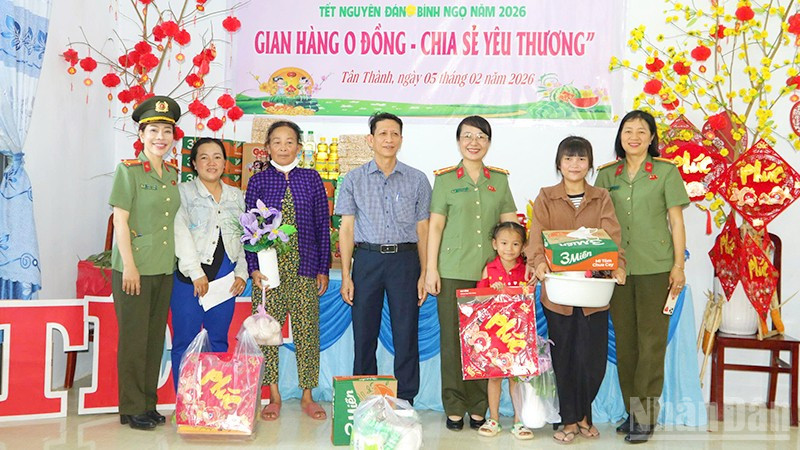 Đại tá Võ Thị Hoài Ngọc, Phó Giám đốc Công an tỉnh; ông Phạm Tấn Xiếu, Bí thư Đảng ủy, Chủ tịch Hội đồng nhân dân xã Tân Thành trao quà tặng bà con có hoàn cảnh khó khăn tham dự chương trình.