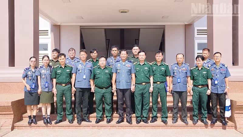 Đoàn chụp ảnh lưu niệm cùng Bộ Chỉ huy Hiến binh tỉnh Prey Veng.