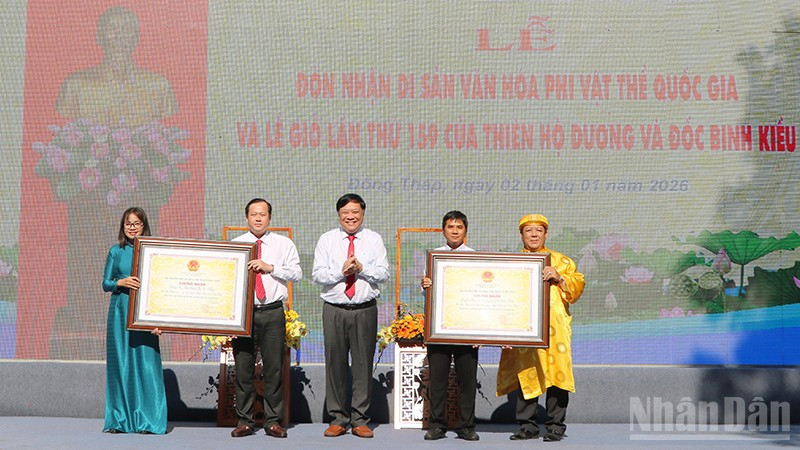 Chủ tịch Ủy ban nhân dân tỉnh Đồng Tháp Phạm Thành Ngại trao Chứng nhận Di sản văn hóa phi vật thể quốc gia Lễ giỗ Thiên hộ Dương và Đốc Binh Kiều, Lễ hội Vía Bà chúa xứ Gò Tháp cho xã Đốc Binh Kiều, tỉnh Đồng Tháp.