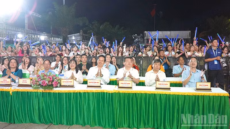 Lãnh đạo tỉnh Đồng Tháp và khán giả dự đêm khai mạc.