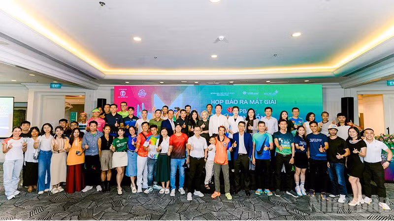 Đại biểu, khách mời, các vận động viên tại buổi công bố giải “VPBank Đất Sen Hồng Music Marathon 2025”.