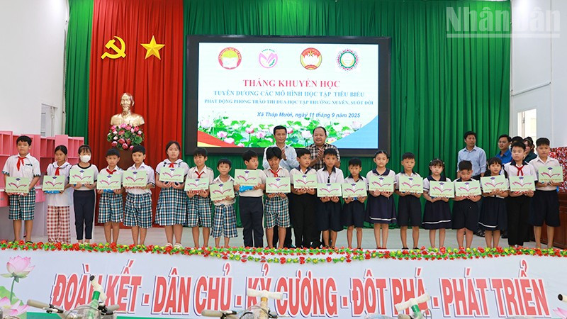 Công ty Trách nhiệm hữu hạn một thành viên Xổ số kiến thiết Đồng Tháp cùng lãnh đạo xã Tháp Mười trao học bổng tặng học sinh.