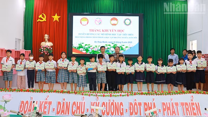 Công ty Trách nhiệm hữu hạn một thành viên Xổ số kiến thiết Đồng Tháp cùng lãnh đạo xã Tháp Mười trao học bổng tặng học sinh.