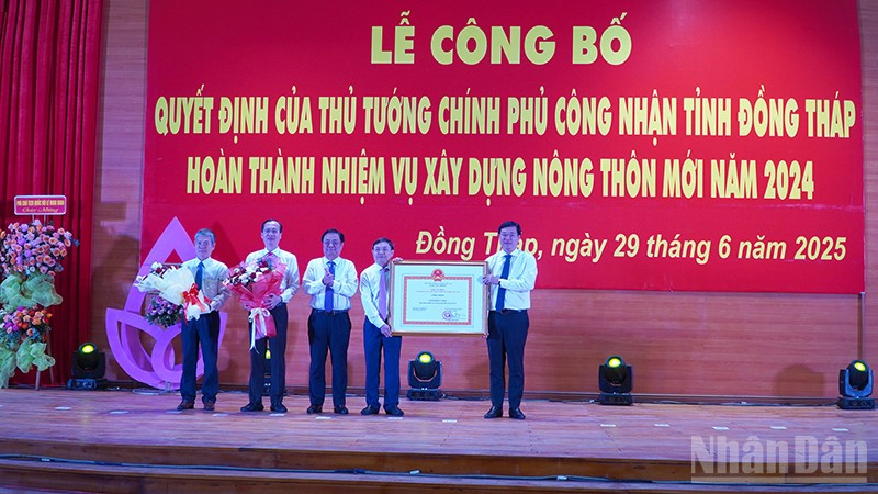 Lãnh đạo tỉnh Đồng Tháp đón nhận Bằng công nhận của Thủ tướng Chính phủ công nhận tỉnh Đồng Tháp hoàn thành nhiệm vụ xây dựng nông thôn mới năm 2024.