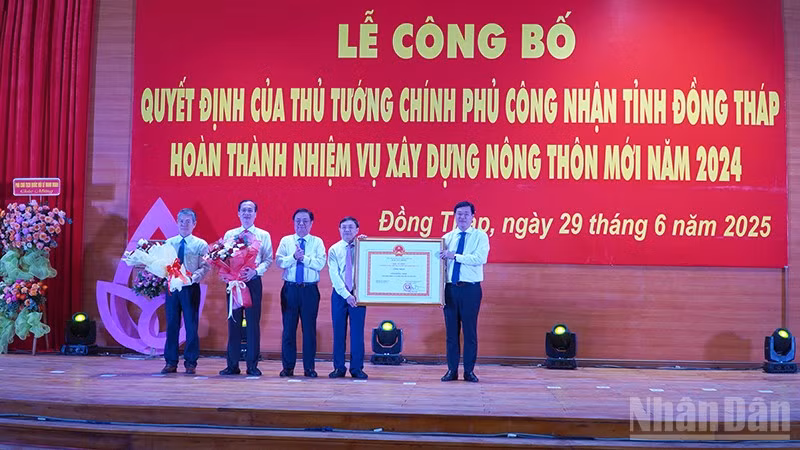 Lãnh đạo tỉnh Đồng Tháp đón nhận Bằng công nhận của Thủ tướng Chính phủ công nhận tỉnh Đồng Tháp hoàn thành nhiệm vụ xây dựng nông thôn mới năm 2024.