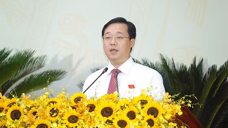 Đồng chí Lê Quốc Phong, Ủy viên Trung ương Đảng, Bí thư Tỉnh ủy, Trưởng Đoàn đại biểu Quốc hội tỉnh Đồng Tháp điều hành nội dung bầu Đoàn Chủ tịch, Đoàn Thư ký, Ban Thẩm tra tư cách đại biểu Đại hội. (Ảnh: Ban tổ chức)