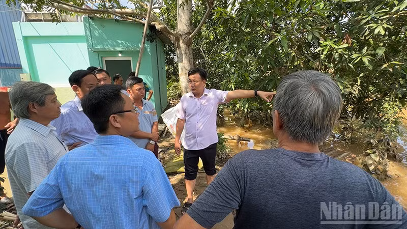 Bí thư Đảng ủy phường Sa Đéc (thứ 2 từ phải qua) Nguyễn Phước Thiện chỉ đạo các ngành triển khai ngay phương án khắc phục các đoạn đê bị vỡ.