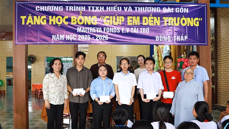 Chương trình từ thiện xã hội Hiểu và Thương Sài Gòn trao suất học bổng tặng học sinh, sinh viên.