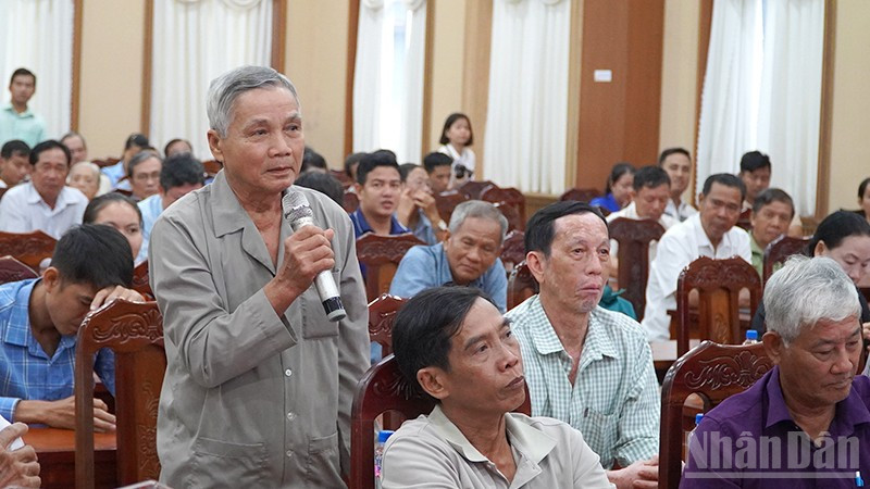 Cử tri phường Cao Lãnh, tỉnh Đồng Tháp phát biểu ý kiến.