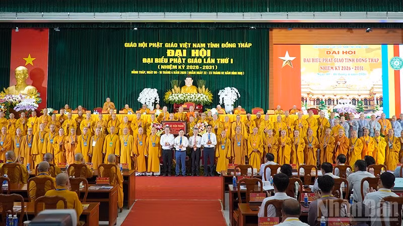 Ban Trị sự Giáo hội Phật giáo Việt Nam tỉnh Đồng Tháp nhiệm kỳ 2026-2031 cùng đại biểu tại buổi ra mắt đại hội.