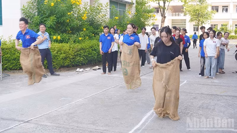 Lưu học sinh cùng tham gia giao lưu trò chơi dân gian.
