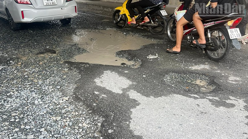 "Ổ gà" tại đường Điện Biên Phủ (phường Mỹ Trà), đoạn gần cầu Quảng Khánh.