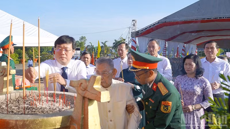 Lãnh đạo tỉnh Đồng Tháp và nguyên lãnh đạo tỉnh Tiền Giang (cũ) dâng hương viếng các Anh hùng liệt sĩ.