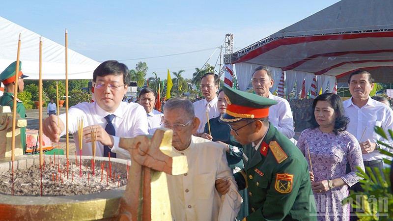 Lãnh đạo tỉnh Đồng Tháp và nguyên lãnh đạo tỉnh Tiền Giang (cũ) dâng hương viếng các Anh hùng liệt sĩ.