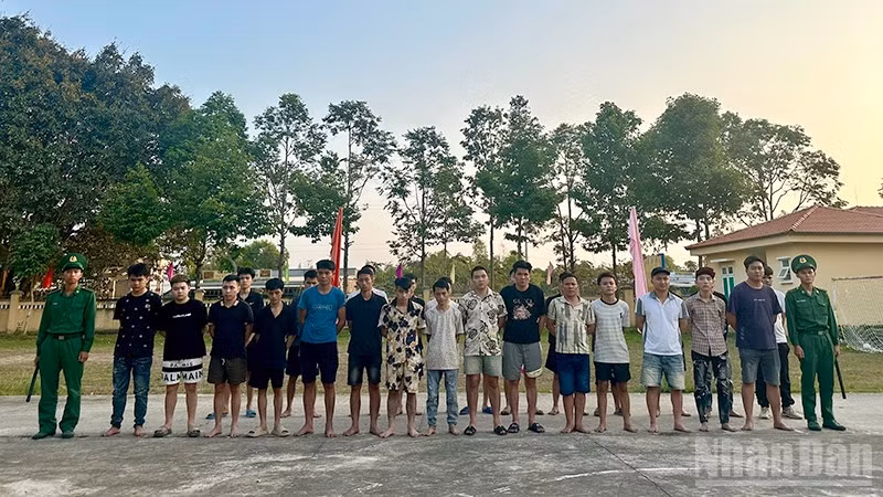 Các đối tượng tại Đồn Biên phòng cửa khẩu quốc tế Dinh Bà.