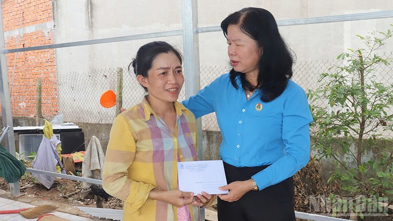 Chủ tịch Liên đoàn Lao động tỉnh Đồng Tháp Huỳnh Thị Tuyết Vui thăm hỏi, trao tiền hỗ trợ cho đoàn viên Nguyễn Thị Mỹ Viên (Công đoàn cơ sở Công ty trách nhiệm hữu hạn Liên doanh Nghị Phong) có nhà bị sập do bão số 3.