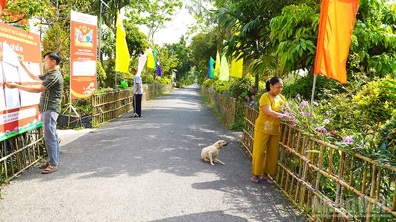 Vợ chồng ông Nguyễn Văn Xếp thường xuyên chăm sóc hoa kiểng và cho mượn nhà chuẩn bị cho Ngày hội toàn dân.