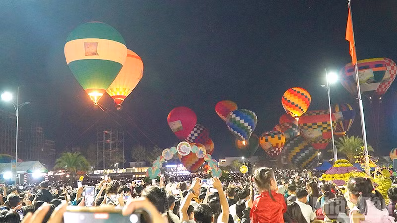Du khách đứng chật cả quảng trường và các lối đi để được xem thả khinh khí cầu.