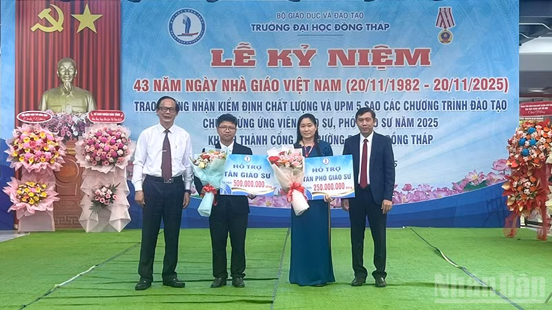 Trao biểu trưng hỗ trợ chức danh Giáo sư và Phó Giáo sư Trường đại học Đồng Tháp.