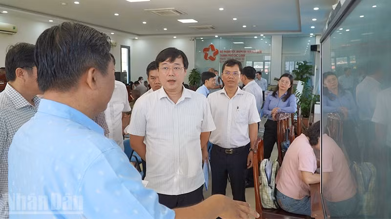 Đoàn công tác khảo sát Trung tâm hành chính công phường Cao Lãnh. (Ảnh: HỮU NGHĨA)