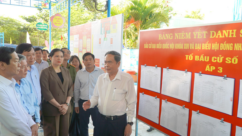 Đồng chí Trần Thanh Mẫn, Ủy viên Bộ Chính trị, Chủ tịch Quốc hội, Chủ tịch Hội đồng Bầu cử quốc gia và Đoàn công tác giám sát, kiểm tra công tác bầu cử đại biểu Quốc hội khóa XVI và đại biểu Hội đồng nhân dân các cấp nhiệm kỳ 2026-2031 tại xã Trường mầm non Ba Sao, tỉnh Đồng Tháp. (Ảnh: HỮU NGHĨA)