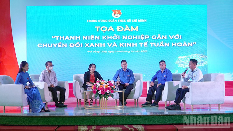 Khách mời tham gia tọa đàm.
