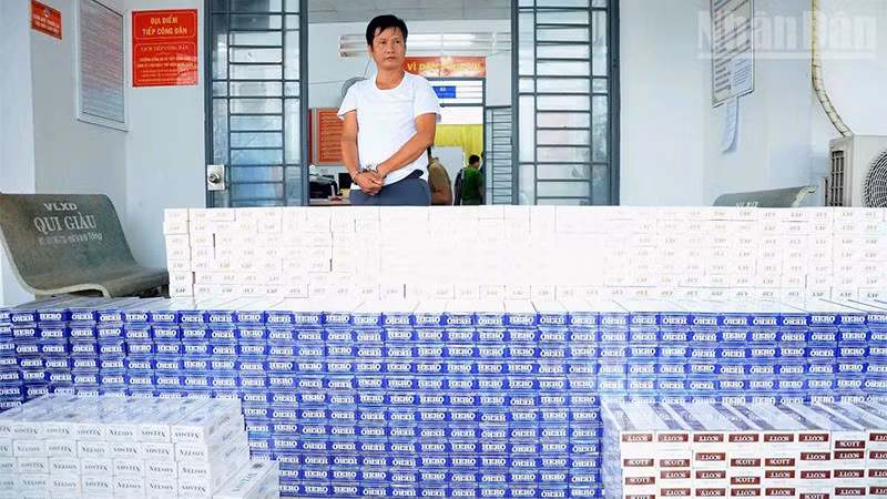 Thái Văn Hào cùng tang vật tại cơ quan Công an.