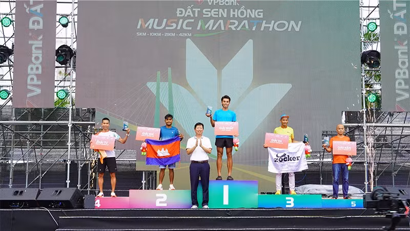 Ông Huỳnh Minh Tuấn, Phó Chủ tịch Ủy ban nhân dân tỉnh Đồng Tháp, Trưởng Ban tổ chức giải trao giải cho các vận động viên nam cự ly 42km. 