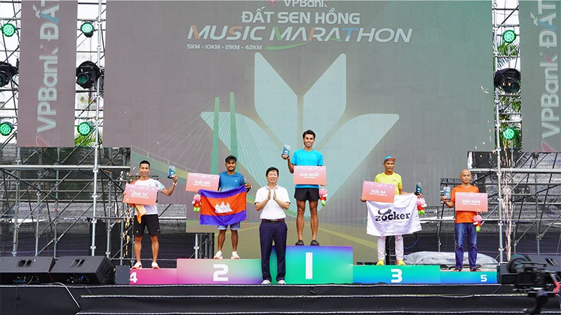 Ông Huỳnh Minh Tuấn, Phó Chủ tịch Ủy ban nhân dân tỉnh Đồng Tháp, Trưởng Ban tổ chức giải trao giải cho các vận động viên nam cự ly 42km. 