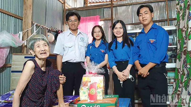 Sinh viên Hà Quang Triệu (áo trắng) cùng các đoàn viên thăm, tặng quà gia đình có hoàn cảnh khó khăn tại phường Cao Lãnh (tỉnh Đồng Tháp).