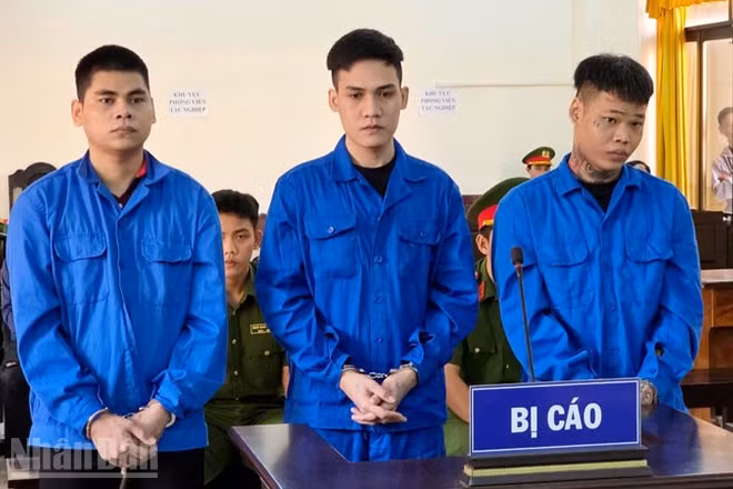 Tấn (bìa trái), Quý và Thật (bìa phải) tại phiên tòa. (Ảnh: VĂN VŨ)