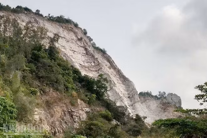 Mỏ đá núi Bà Đội.