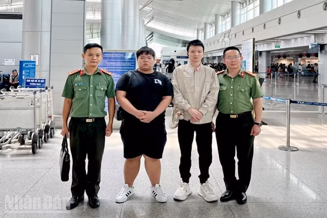 Lực lượng Công an tỉnh An Giang đã đưa hai công dân Trung Quốc có hành vi nhập cảnh trái phép vào Việt Nam đến Cảng hàng không quốc tế Tân Sơn Nhất để thực hiện thủ tục trục xuất về nước.
