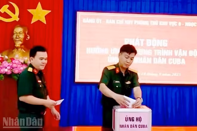 Cán bộ, chiến sĩ Ban Chỉ huy Phòng thủ khu vực 6-Ngọc Chúc quyên góp ủng hộ nhân dân Cuba. (Ảnh: PHƯƠNG VŨ)