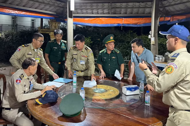 Các lực lượng chức năng Việt Nam và Campuchia bàn bạc các phương án.