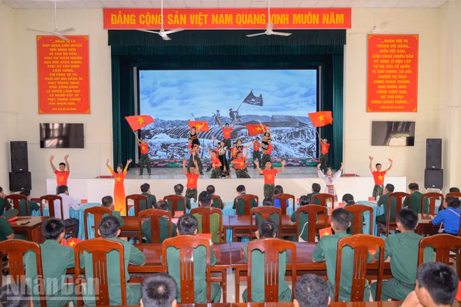 Đoàn viên thanh niên biểu diễn các tiết mục văn nghệ tại lễ phát động Chiến dịch thanh niên tình nguyện hè năm 2026. (Ảnh: PHƯƠNG VŨ)