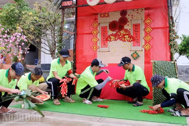 Tiểu cảnh Xuân mang đậm tính truyền thống Tết cổ truyền được các học viên thực hiện.