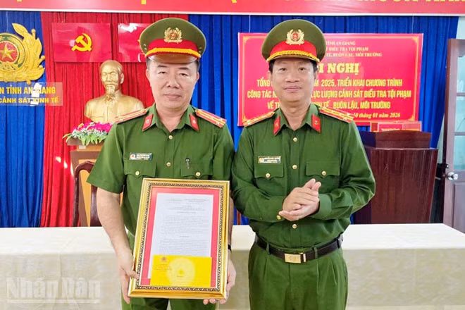 Đại tá Nguyễn Nhật Trường, Phó Giám đốc Công an tỉnh, trao quyết định thưởng đột xuất 5 triệu đồng cho Phòng Cảnh sát kinh tế Công an tỉnh An Giang.