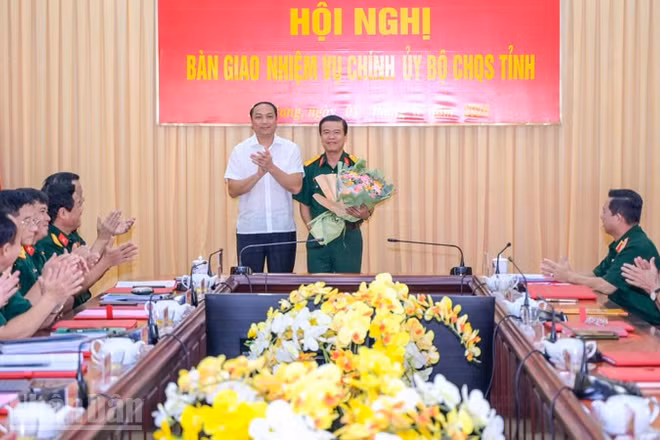 Đồng chí Lâm Minh Thành, Phó Bí thư Thường trực Tỉnh ủy An Giang trao hoa chúc mừng Đại tá Nguyễn Việt Thắng, Phó Bí thư Thường trực Đảng ủy Quân sự, Chính ủy Bộ Chỉ huy quân sự tỉnh An Giang. (Ảnh: PHƯƠNG VŨ)