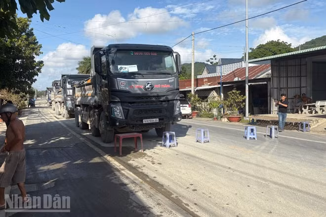 Người dân chặn xe chở đá vì ô nhiễm môi trường, mất an toàn giao thông. (Ảnh: PHƯƠNG VŨ)