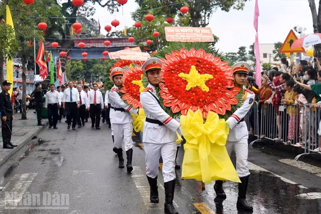 Đoàn cán bộ nguyên lãnh đạo Trung ương, Đảng bộ tỉnh An Giang đến viếng, thắp hương tại Di tích lịch sử văn hóa mộ và đình Nguyễn Trung Trực.