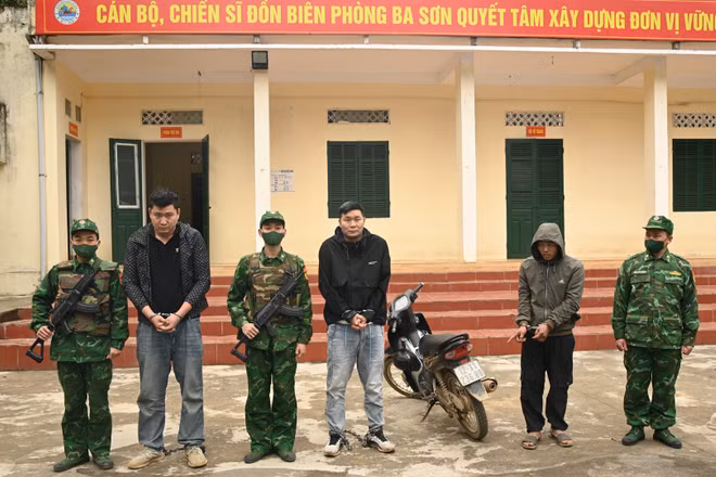 Đối tượng Triệu Văn Hình (đứng thứ 5 từ trái sang phải) và 2 đối tượng người Trung Quốc bị bắt giữ tại Đồn Biên phòng Ba Sơn.