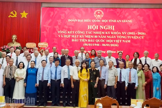 Các đồng chí Ủy viên Trung ương Đảng, lãnh đạo tỉnh chụp ảnh lưu niệm với các đại biểu Quốc hội, nguyên đại biểu Quốc hội đơn vị tỉnh An Giang qua các khóa.