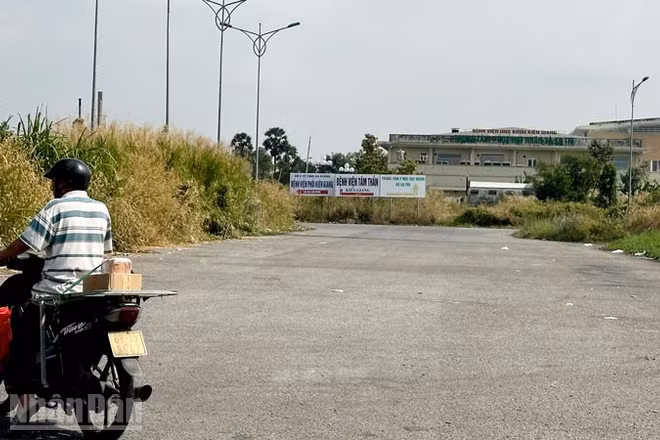 Đường vào khu Trung tâm Y học hạt nhân và Xạ trị (thuộc Bệnh viện Ung bướu Kiên Giang). 