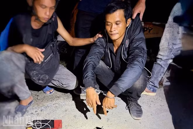 Đối tượng Nguyễn Chí Khang cùng tang vật. (Ảnh: Công an An Giang).