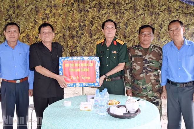 Lãnh đạo Bộ Chỉ huy Quân sự tỉnh An Giang tặng quà Đội K93.