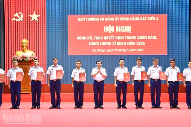 Thiếu tướng Đào Bá Việt, Đảng ủy viên Đảng ủy Cảnh sát biển Việt Nam, Tư lệnh Vùng Cảnh sát biển 4 trao quyết định thăng quân hàm, nâng lương sĩ quan năm 2026.