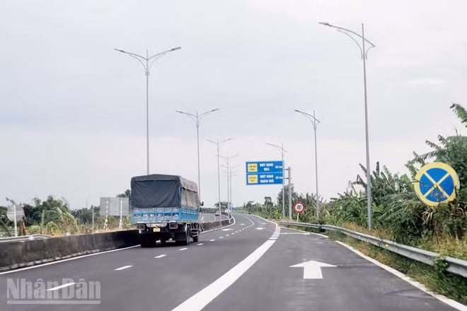 Một đoạn thuộc Dự án nâng cấp mặt đường tuyến Lộ Tẻ- Rạch Sỏi.