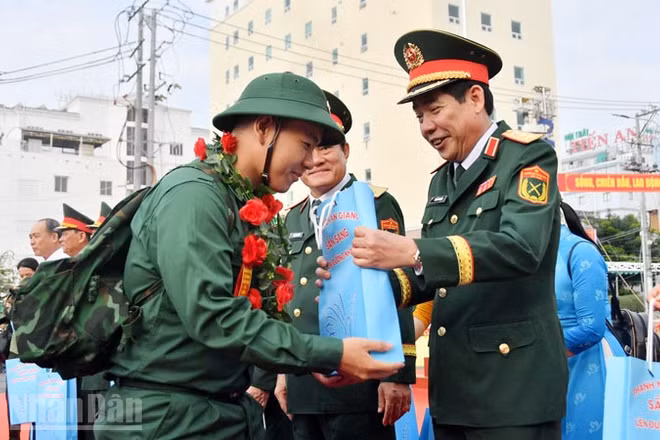 Thượng tướng Nguyễn Văn Gấu, Ủy viên Trung ương Đảng, Ủy viên Quân ủy Trung ương, Thứ trưởng Bộ Quốc phòng chúc mừng thanh niên lên đường nhập ngũ. (Ảnh: PHƯƠNG VŨ)