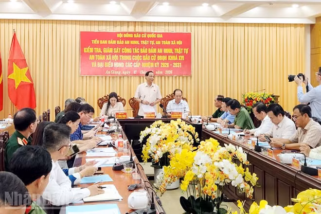 Phó Chủ tịch Quốc hội, Thượng tướng Trần Quang Phương kiểm tra công tác bầu cử tại An Giang.